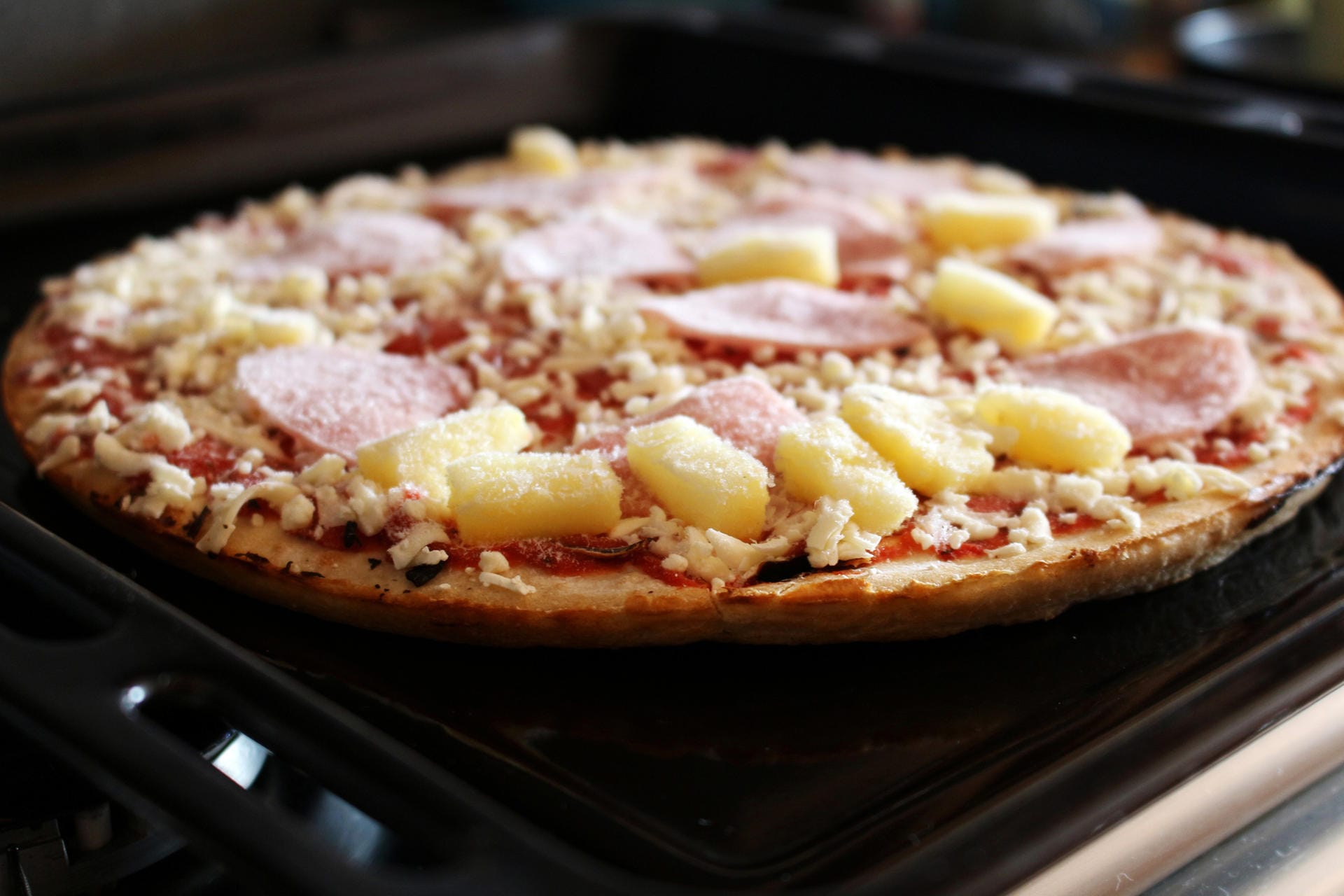 Pizza: Tiefgefrorene Pizza ist in der Regel zwölf Monate haltbar. Danach wird der Rand trocken und im Backofen nicht mehr richtig braun. Außerdem schmeckt der Belag ranzig.