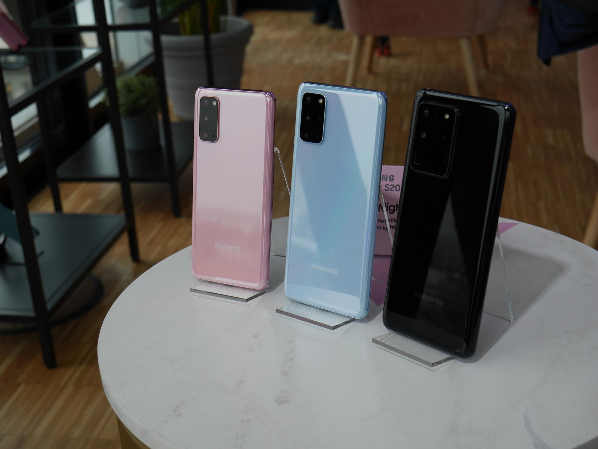 Die neuen Galaxy-Smartphones kommen in den Farben Blau, Rosa, Schwarz und Grau.