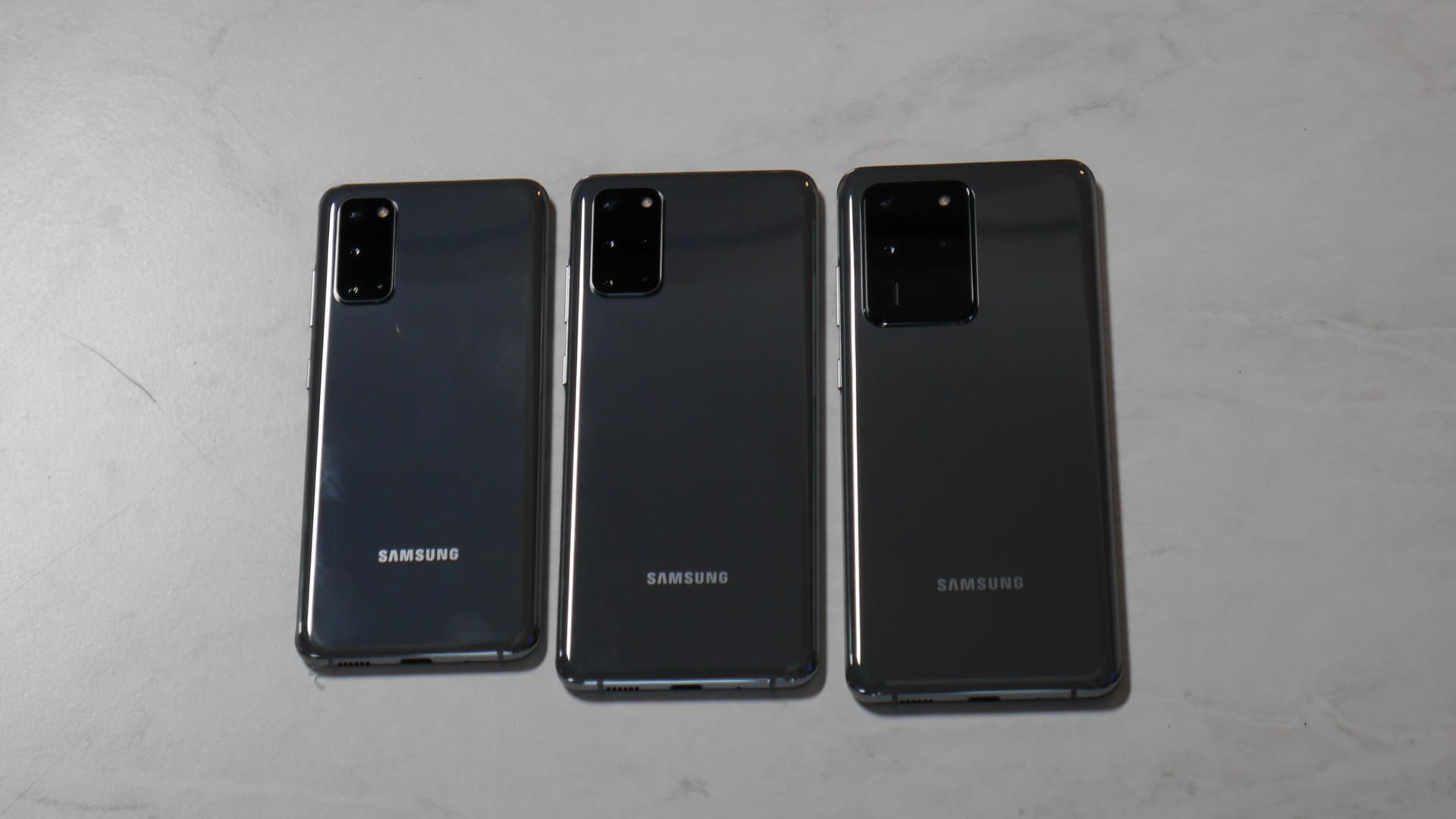 Das Galaxy S20 ist mit 6,2-Zoll-Bildschirmdiagonale das kleinste Gerät. Danach kommt das S20+ mit einer Bildschirmdiagonale von 6,7 Zoll. Das S20 Ultra passt mit 6,9 Zoll kaum in die Hand.