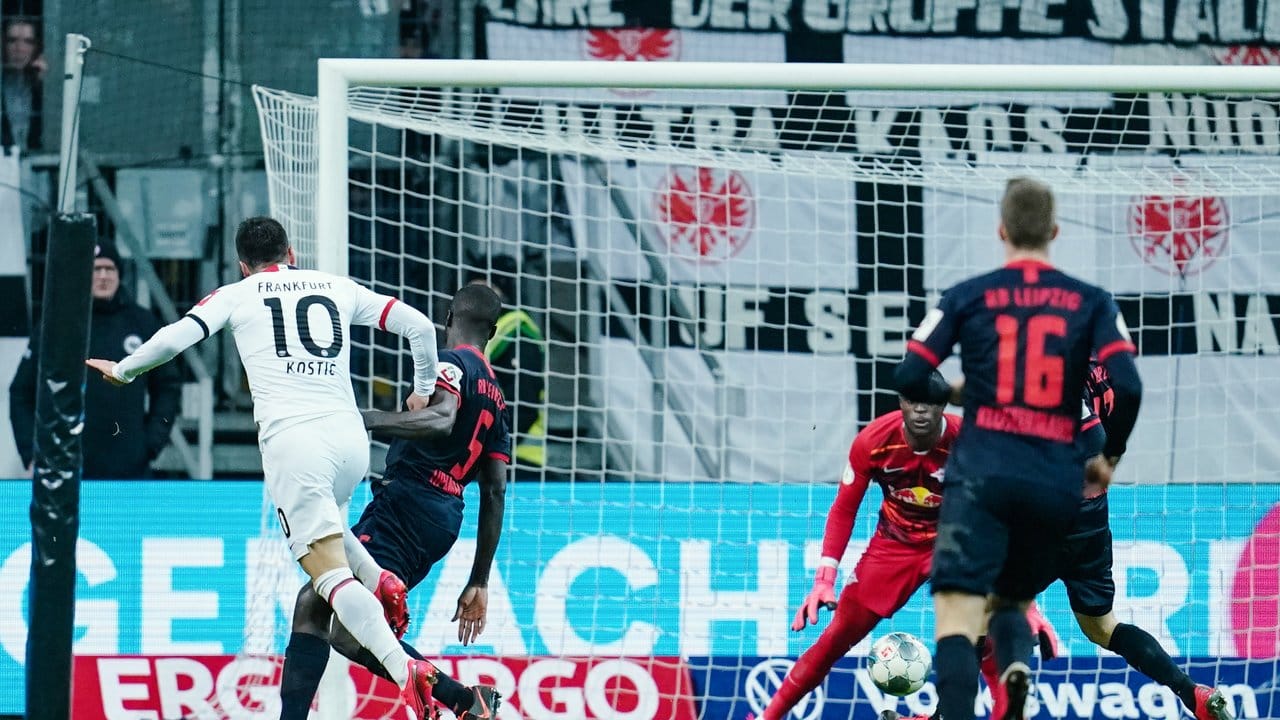 Matchwinner: Filip Kostic (l) erzielte zwei Tore beim Frankfurter Sieg gegen Leipzig. Matchwinner: Filip Kostic (l) erzielte zwei Tore beim Frankfurter Sieg gegen Leipzig.