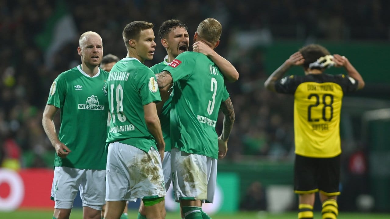 Werder Bremen feierte mit einem Sieg gegen Dortmund den Halbfinaleinzug. Werder Bremen feierte mit einem Sieg gegen Dortmund den Halbfinaleinzug.