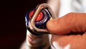 Bierfreunde finden im Getränkeregal ein wachsendes Angebot an alkoholfreien Bieren.