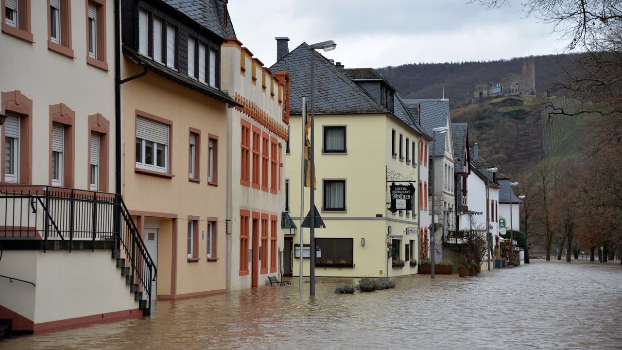 Das Hochwasser der Mosel steht in Bernkastel-Kues bis an die Hauswände.