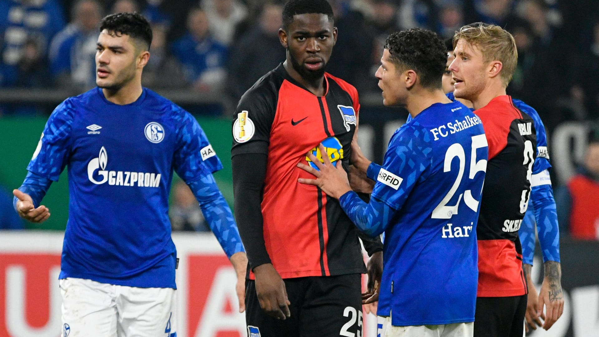 Während des DFB-Pokalspiels zwischen dem FC Schalke 04 und Hertha BSC ist Berlins Verteidiger Jordan Torunarigha offenbar von Zuschauern rassistisch beleidigt worden. Vorfälle dieser Art sind leider bereits in der Vergangenheit im deutschen Fußbal aufgetreten. t-online.de erinnert an neun erschütternde Vorfälle.