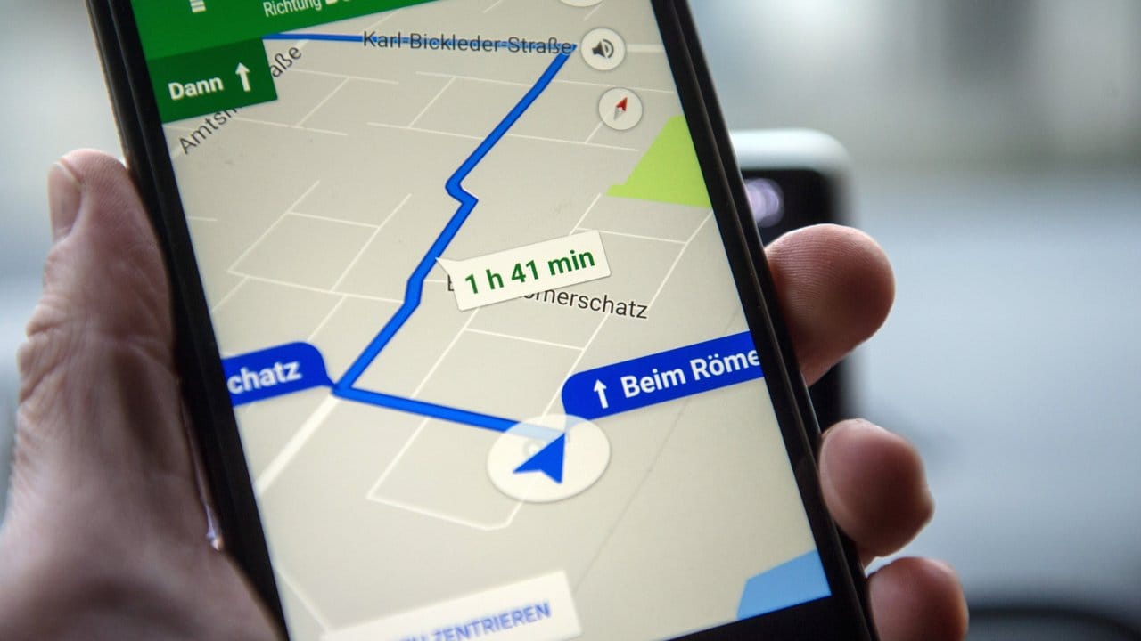 Google Maps wird auf einem Smartphone genutzt.