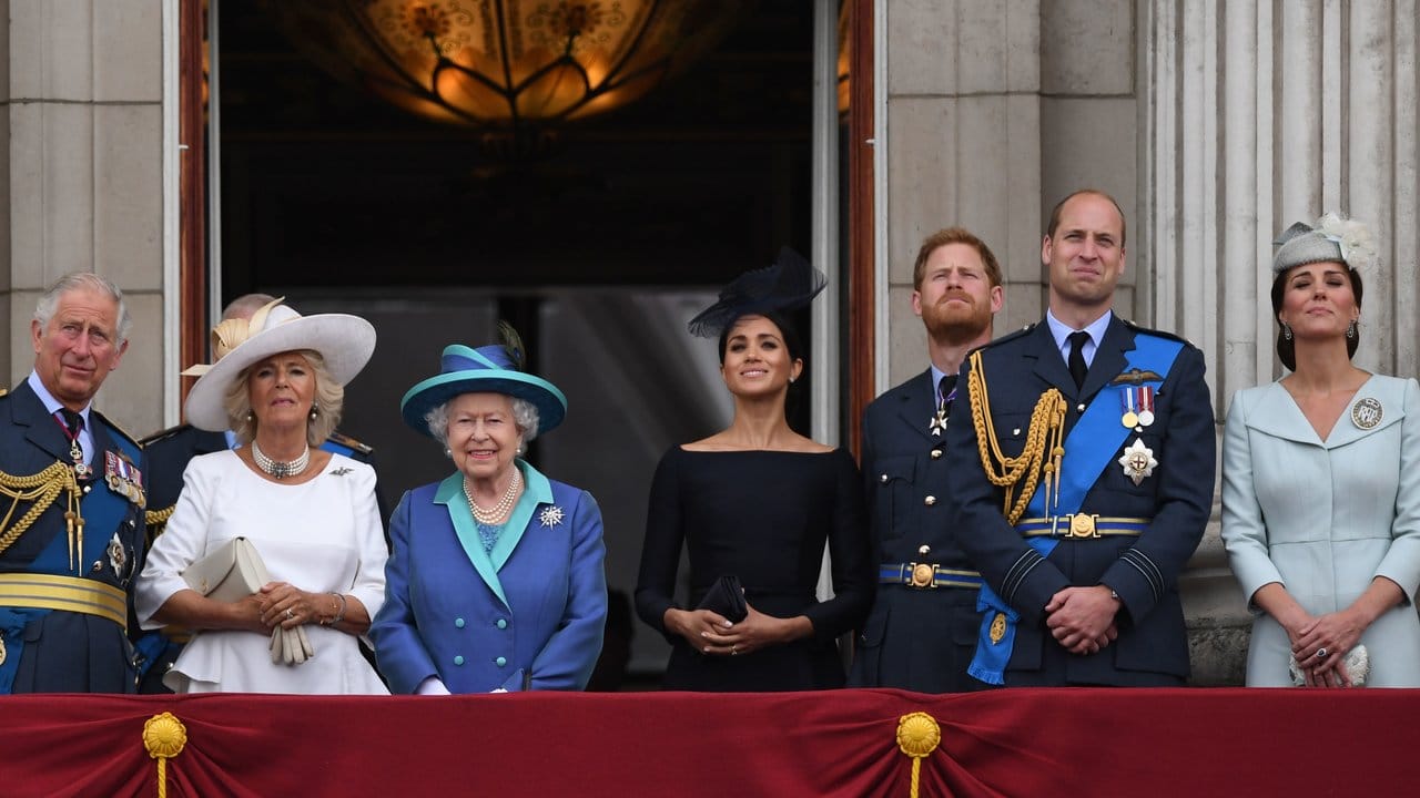 Der britische Thronfolger Prinz Charles (l-r), Herzogin Camilla, die britische Königin Elizabeth II. Der britische Thronfolger Prinz Charles (l-r), Herzogin Camilla, die britische Königin Elizabeth II.