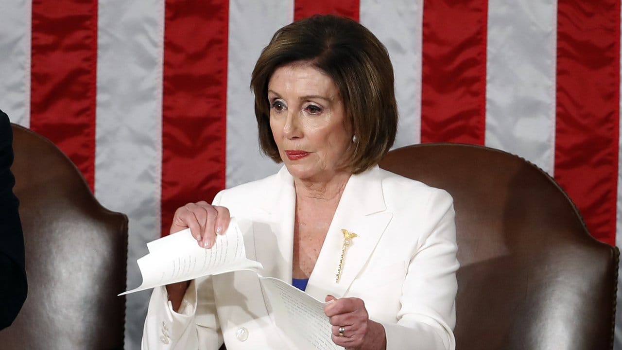 Nancy Pelosi, demokratische Vorsitzende des Repräsentantenhauses, zerreißt das Manuskript von Donald Trumps Rede Lage der Nation.