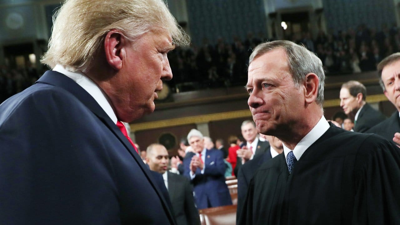Donald Trump begrüßt im Kongress den Obersten Richter der USA, John Roberts, der auch das Amtsenthebungsverfahren gegen den US-Präsidenten leitet.