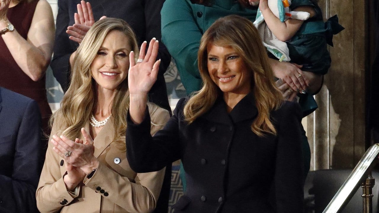 First Lady Melania Trump (r) trifft im Kongress ein, bevor ihr Ehemann seine Rede hält.