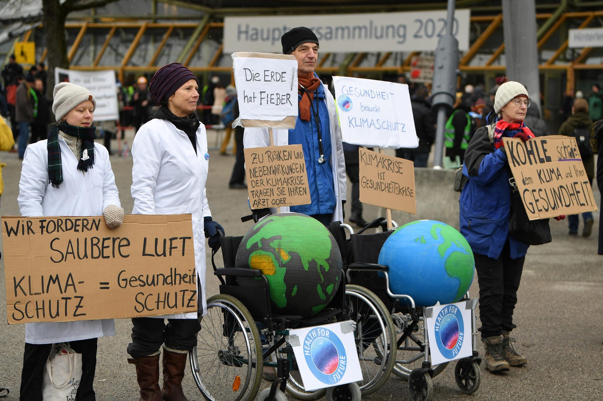 Aktivisten protestieren außerhalb der Olympiahalle während der Hauptversammlung des Konzerns Siemens.