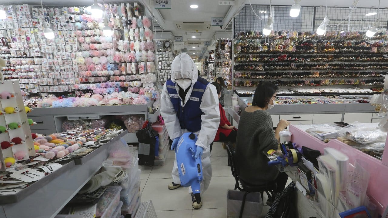 In einem Geschäft in Seoul wird ein Desinfektionsmittel versprüht.