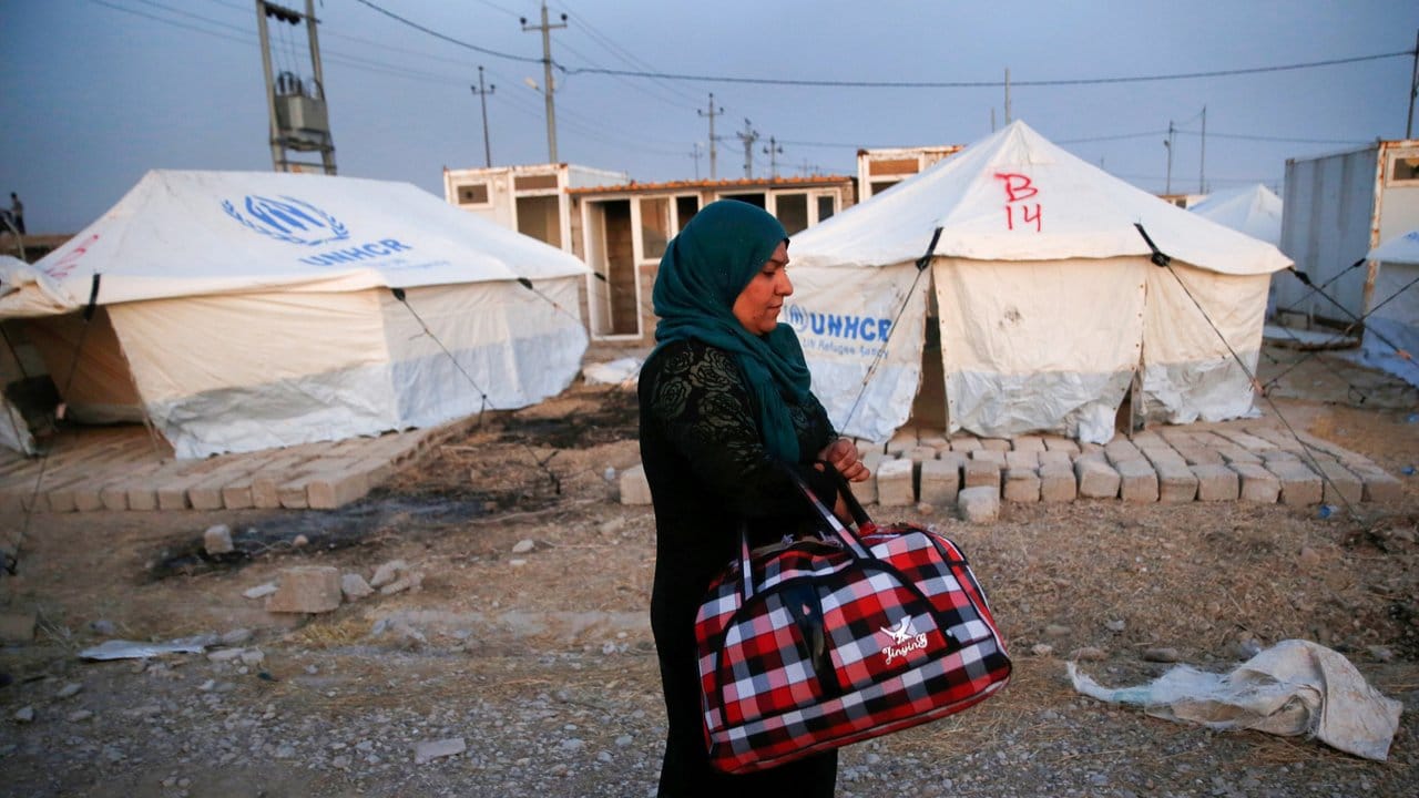Eine Syrerin läuft durch ein Flüchtlingslager im Irak.