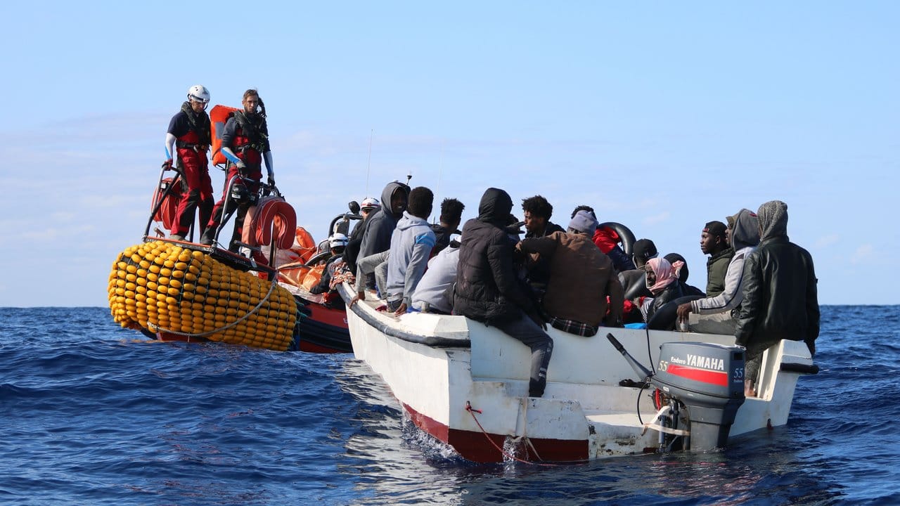 Teammitglieder der "Ocean Viking" nähern sich einem Boot in Seenot in den Gewässern vor Libyen.