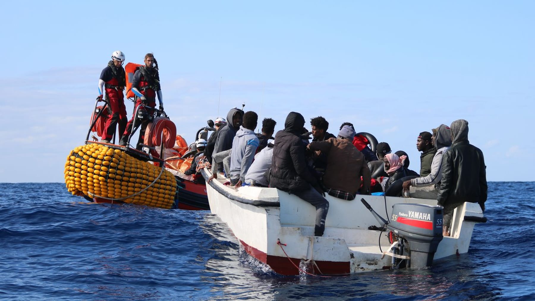 110 persone soccorse – L’Italia ha inviato navi per un viaggio di un’intera giornata