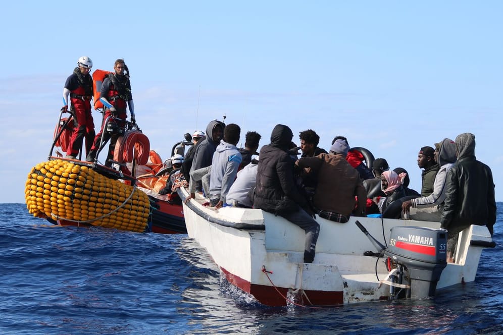 Teammitglieder der "Ocean Viking" nähern sich einem Boot in Seenot in den Gewässern vor Libyen.