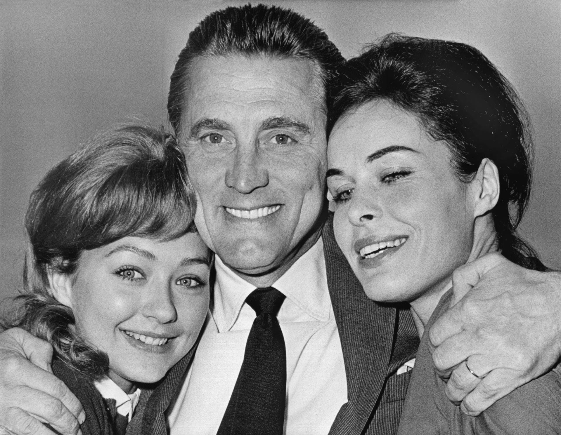 Tod einer Hollywood-Legende: Kirk Douglas posiert während seines Deutschland-Besuchs mit den Schauspielerinnen Christine Kaufmann (l) und Barbara Rütting, den Hauptdarstellerinnen in dem Film "Stadt ohne Mitleid".