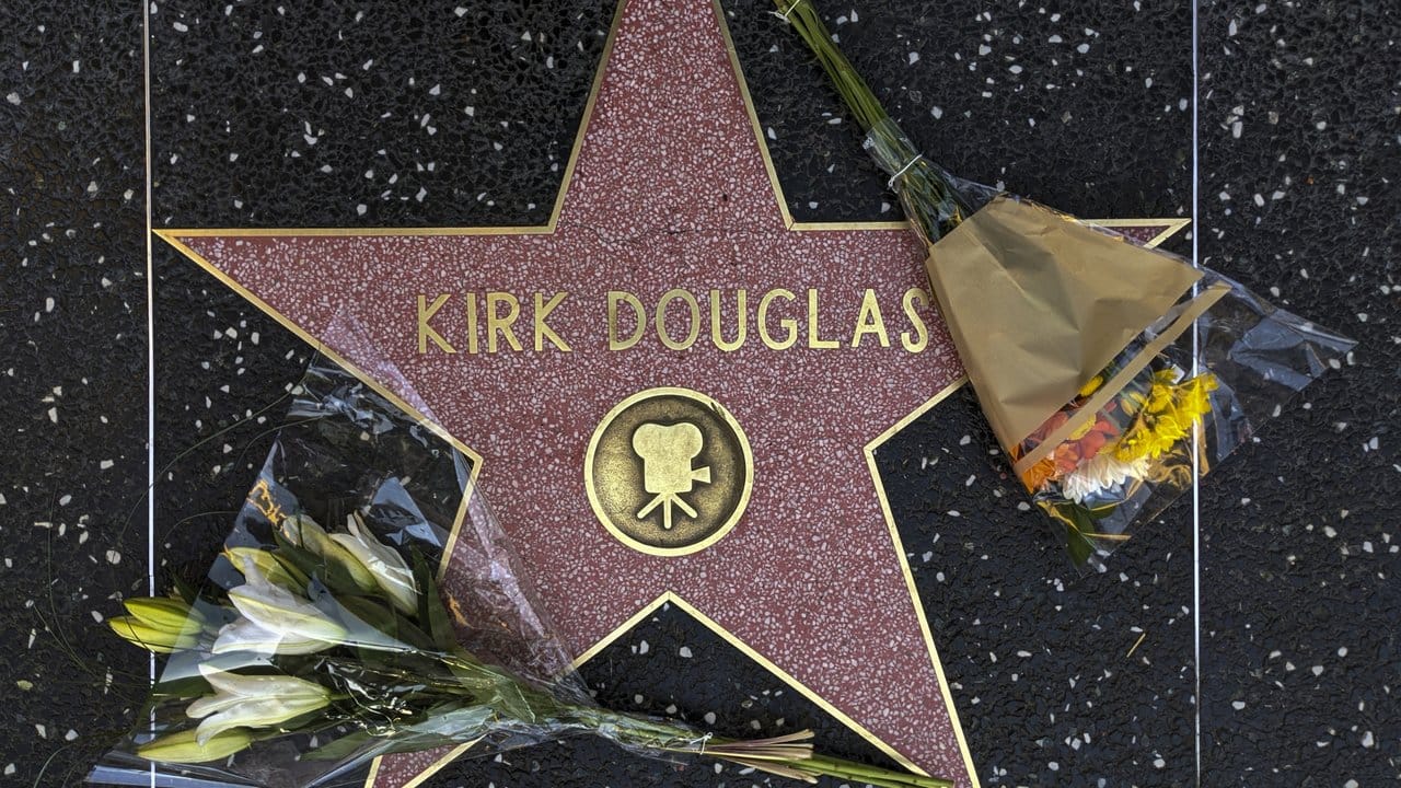 Gedenken an Kirk Douglas auf dem Hollywood Walk of Fame in Los Angeles. Gedenken an Kirk Douglas auf dem Hollywood Walk of Fame in Los Angeles.