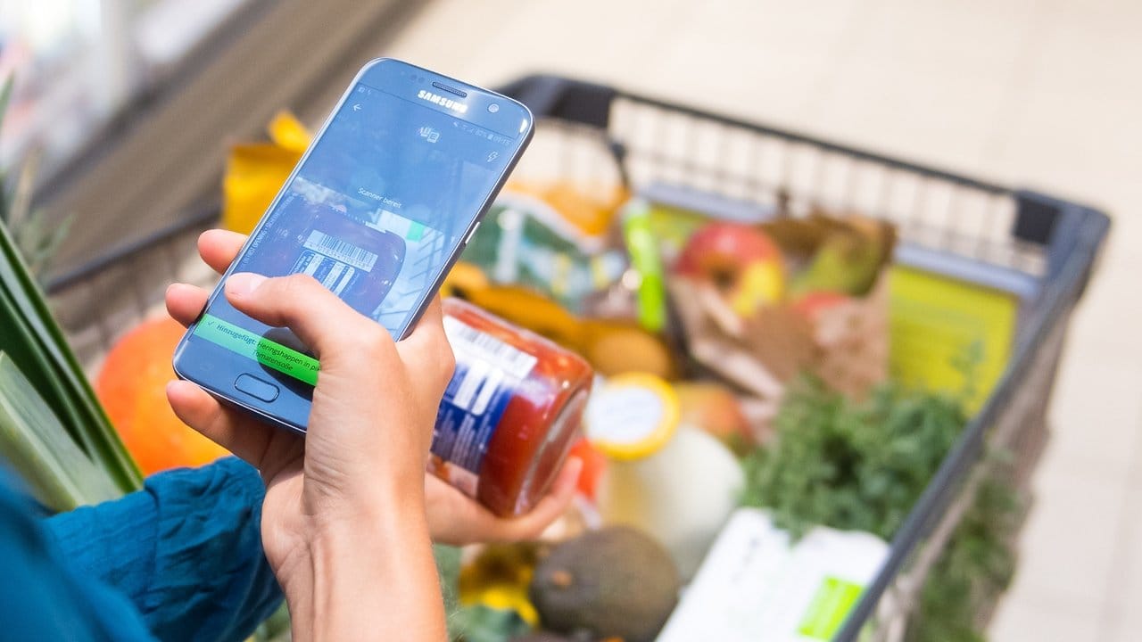 Wer direkt beim Einkauf die Produkte auf Nachhaltigkeit checken will, kann dies mithilfe einer App tun.