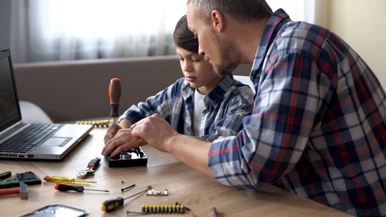 Vater und Sohn reparieren einen Computer
