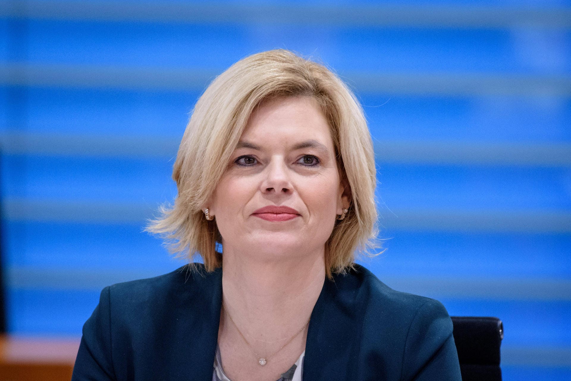 Die Bundeslandwirtschaftsministerin Julia Klöckner (CDU) schrieb auf Twitter: "Herr Kemmerich hätte sich gestern nicht zur Wahl stellen dürfen. Die Gründe, warum die CDU keinen Kandidaten stellte, hätten auch für die FDP gelten müssen. Dass Herr Kemmerich zurücktritt, ist gut. Wer nicht ohne AfD-Stimmen Ministerpräsident werden kann, dem sollte die Macht nicht wichtiger sein." Die Bundeslandwirtschaftsministerin Julia Klöckner (CDU) schrieb auf Twitter: "Herr Kemmerich hätte sich gestern nicht zur Wahl stellen dürfen. Die Gründe, warum die CDU keinen Kandidaten stellte, hätten auch für die FDP gelten müssen. Dass Herr Kemmerich zurücktritt, ist gut. Wer nicht ohne AfD-Stimmen Ministerpräsident werden kann, dem sollte die Macht nicht wichtiger sein."