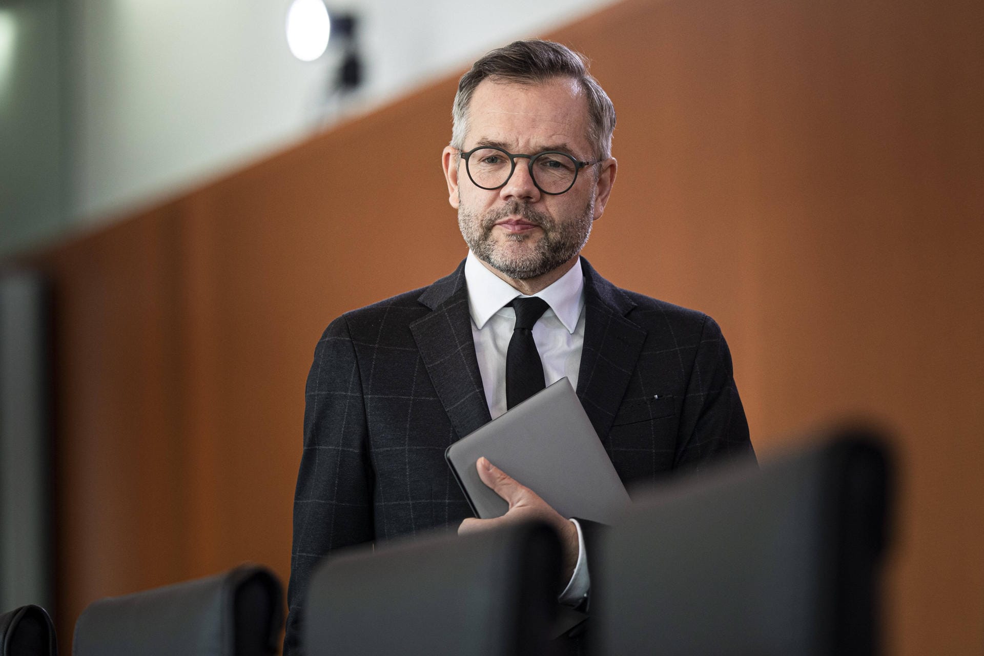 SPD-Politiker Michael Roth, Staatsminister im Auswaertigen Amt, twitterte nur zwei Wörter: "Endlich. #Thueringen" SPD-Politiker Michael Roth, Staatsminister im Auswaertigen Amt, twitterte nur zwei Wörter: "Endlich. #Thueringen"