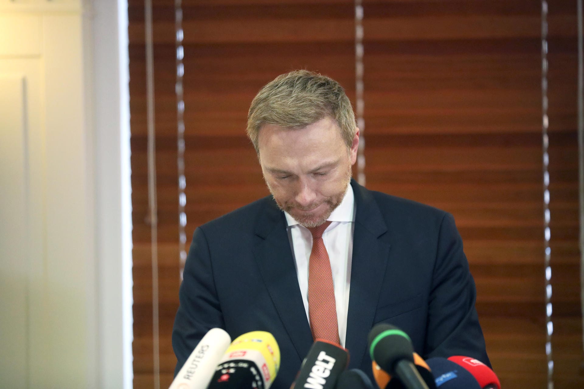 "Thomas Kemmerich hat die einzig richtige, einzig mögliche Entscheidung getroffen. Binnen eines Tages hat er sich aus der Abhängigkeit von der AfD befreit", sagte FDP-Chef Christian Lindner in Erfurt. "Thomas Kemmerich hat die einzig richtige, einzig mögliche Entscheidung getroffen. Binnen eines Tages hat er sich aus der Abhängigkeit von der AfD befreit", sagte FDP-Chef Christian Lindner in Erfurt.