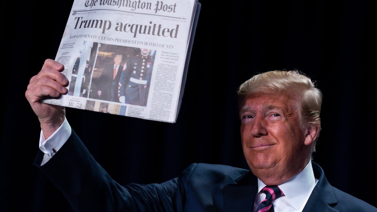 Dann ist ja alles gut: Ein höchst zufriedener Donald Trump mit der "Washington Post", die verkündet: "Trump Acquitted" (Trump freigesprochen).