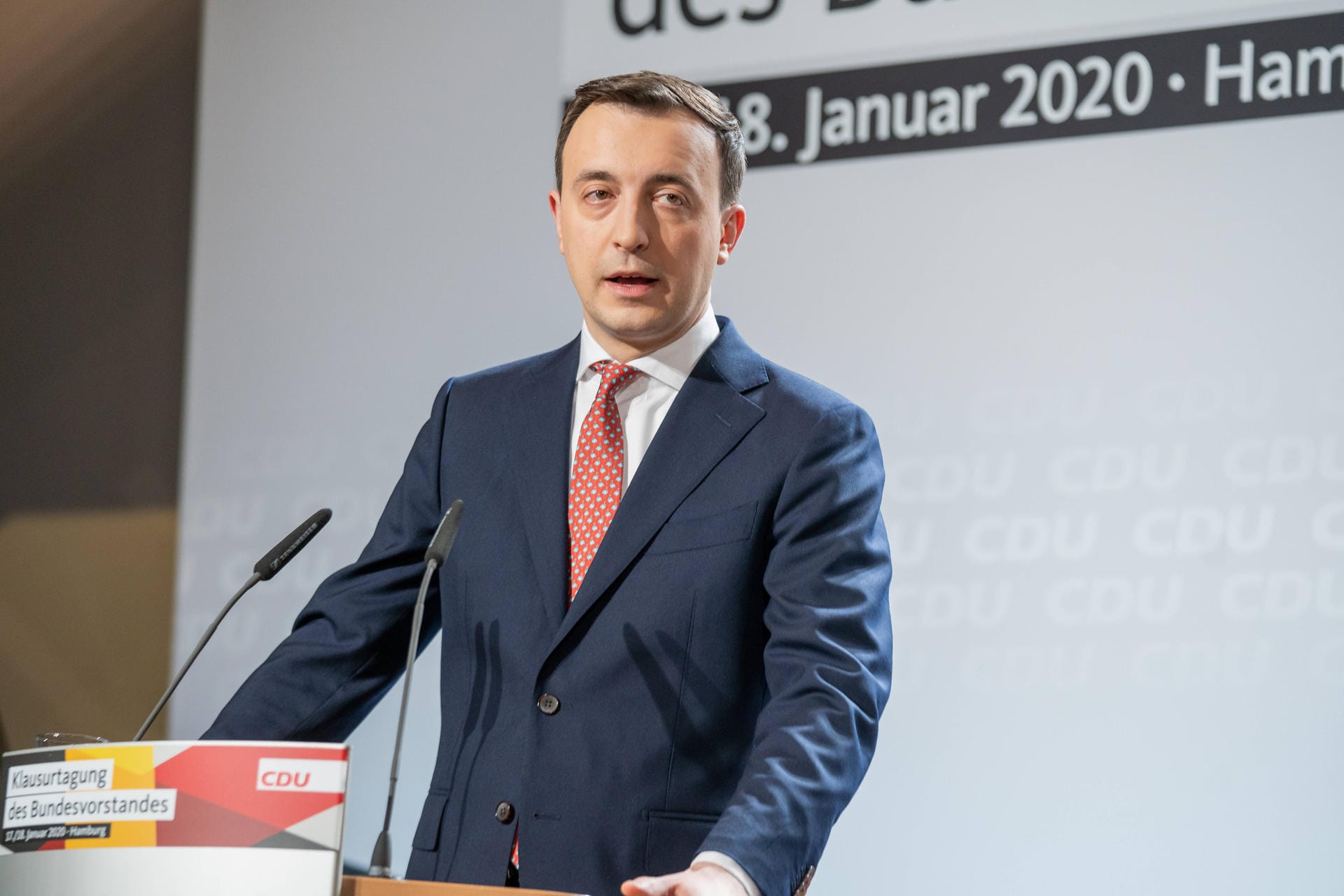 CDU-Generalsekretär Paul Ziemiak sagte, Kemmerichs Schritt sei "richtig, aber selbst nach 24 Stunden schon längst überfällig". Damit entstehe eine Chance, aus der schwierigen Situation herauszukommen und weiteren Schaden abzuwenden. "Alle demokratischen Kräfte" seien gefordert, nach neuen Wegen zu suchen, wie dies entlang der eigenen Grundüberzeugungen gelingen könne. CDU-Generalsekretär Paul Ziemiak sagte, Kemmerichs Schritt sei "richtig, aber selbst nach 24 Stunden schon längst überfällig". Damit entstehe eine Chance, aus der schwierigen Situation herauszukommen und weiteren Schaden abzuwenden. "Alle demokratischen Kräfte" seien gefordert, nach neuen Wegen zu suchen, wie dies entlang der eigenen Grundüberzeugungen gelingen könne.