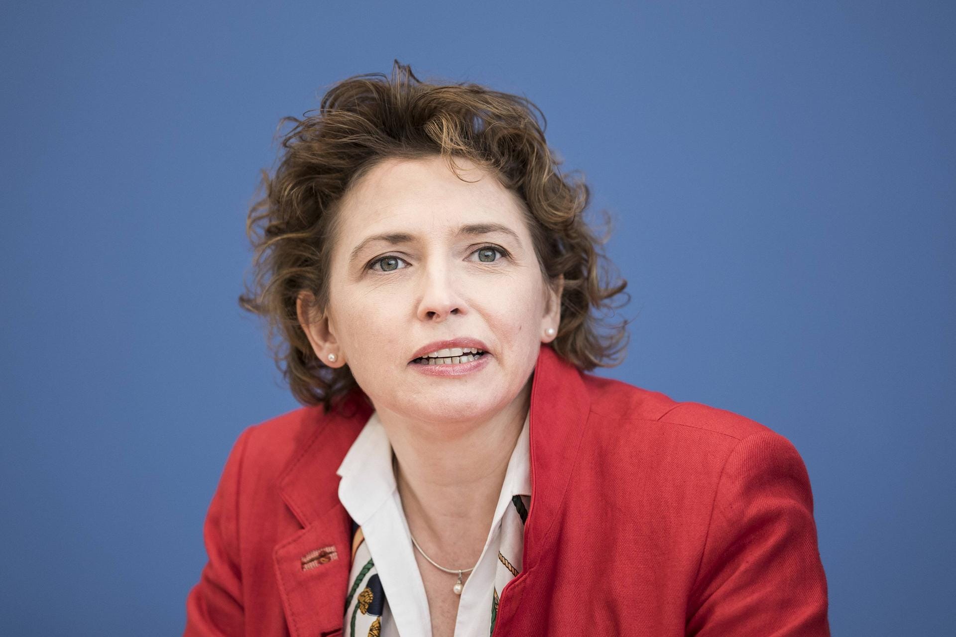 Nicola Beer ist ebenfalls stellvertretende Bundesvorsitzende und damit schon qua Amt zumindest im erweiterten Kreis der Anwärter. Vorher war sie seit 2013 Generalsekretärin, mit wechselhaftem Erfolg. Seit der Europawahl sitzt sie nun im Europaparlament, wo sie zur Vizepräsidentin gewählt wurde.