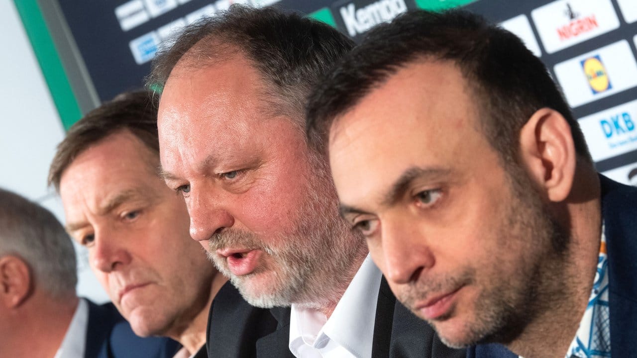 Vorstellung des neuen Handball-Bundestrainers Alfred Gislason (l-r) mit DHB-Präsident Andreas Michelmann und Vizepräsident Bob Hanning.