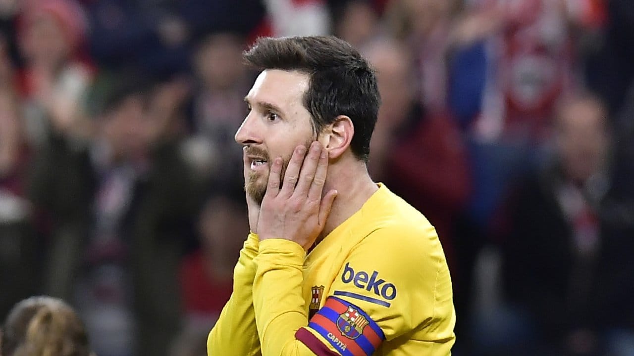 Barca-Kapitän Lionel Messi reagiert ungläubig auf den Spielverlauf.
