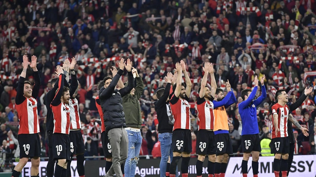 Die Spielr von Athletic Bilbao feiern den Triumph über den FC Barcelona.