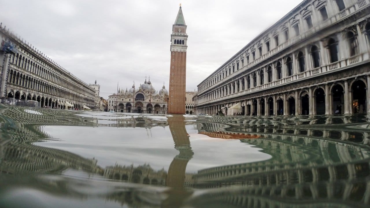 Markusplatz unter Wasser: Seit den Überschwemmungen im vergangenen November leidet Venedig unter Touristenschwund.