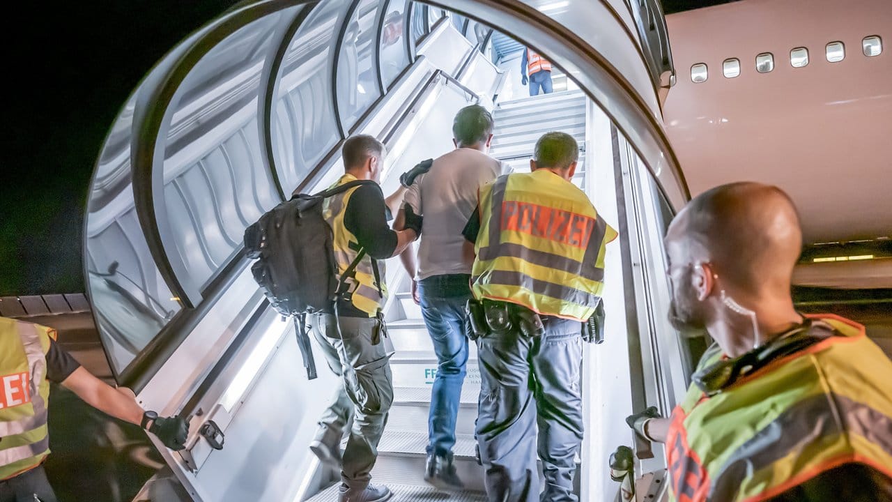 Abschiebung: Polizeibeamte begleiten einen Afghanen auf dem Flughafen Leipzig-Halle in ein Charterflugzeug.