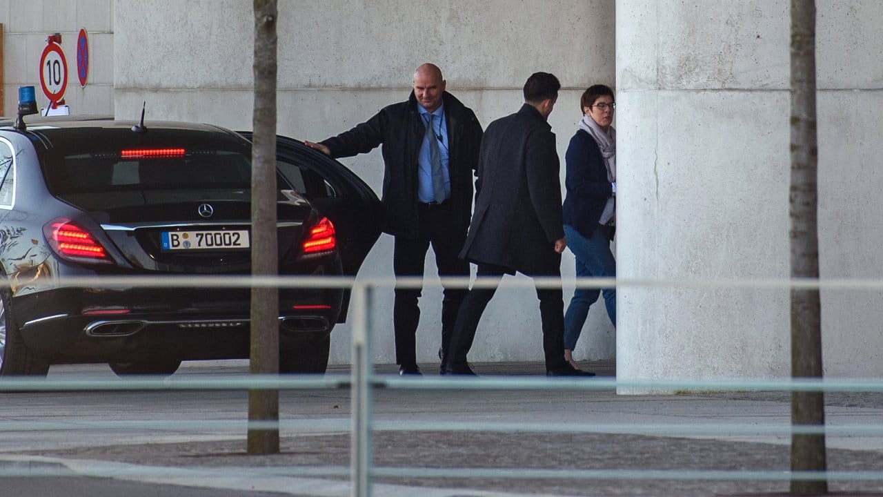 Krisensitzung: CDU-Chefin Annegret Kramp-Karrenbauer auf dem Weg zum Treffen des Koalitionsausschusses. Krisensitzung: CDU-Chefin Annegret Kramp-Karrenbauer auf dem Weg zum Treffen des Koalitionsausschusses.