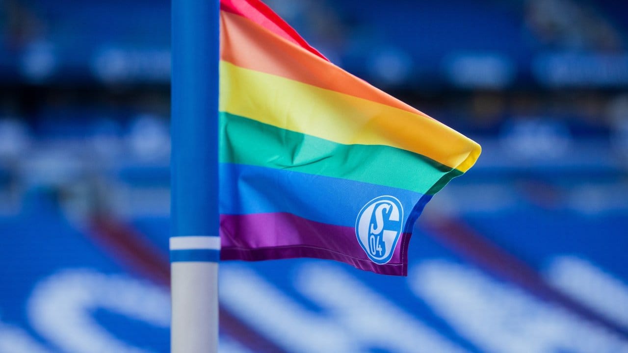 Schalke bekennt sich vor dem Spiel gegen Paderborn gegen Rassismus. Schalke bekennt sich vor dem Spiel gegen Paderborn gegen Rassismus.