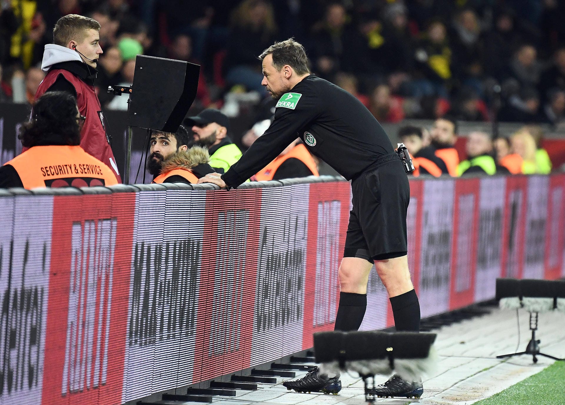 25. Minute: Das nächste Tor – fast! Leverkusens Diaby trifft zum vermeintlichen 2:1, doch Schiedsrichter Markus Schmidt entscheidet nach Sichtung der Bilder: Abseits. Durchatmen beim BVB.