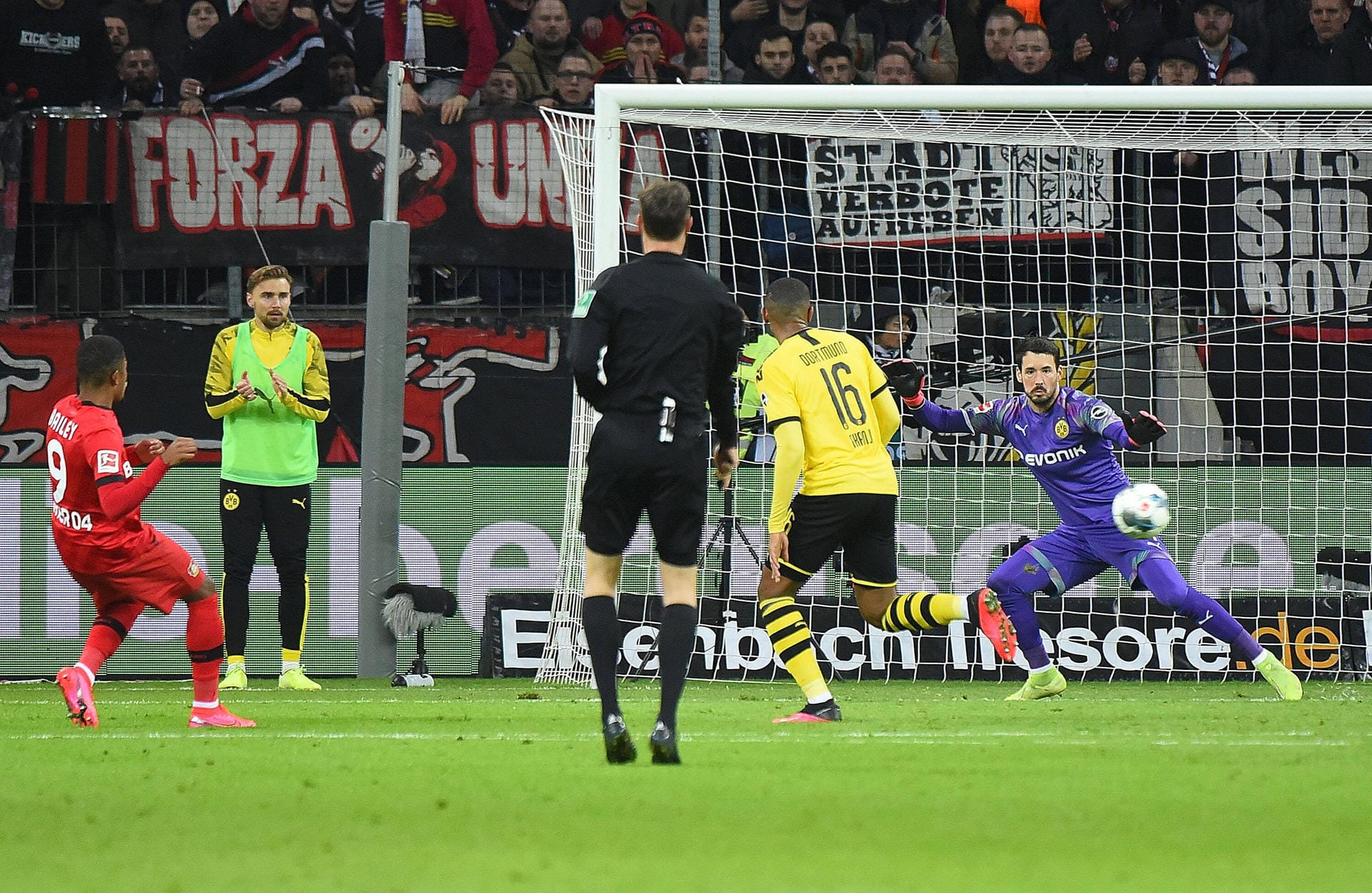 81. Minute: Der erneute Ausgleich! Die Bayarena tobt! Dortmunds Can fälscht einen Ball unglücklich zu Leverkusens Bailey ab, der auf halblinks sofort schaltet – und ins lange Eck trifft.