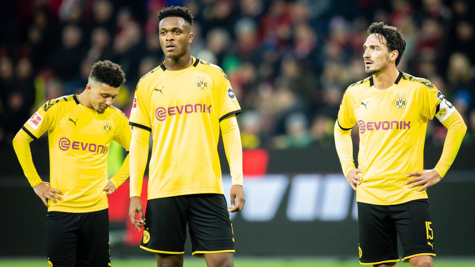 Was für ein Topspiel! Bayer Leverkusen schlägt Borussia Dortmund in einer mitreißenden Partie mit 4:3 – es ging immer wieder hin und her, fast von Anpfiff an. Am Ende stehen die Dortmunder um Kapitän Mats Hummels (r.) ohne Punkte da. Die besten Bilder des Spektakels in der Fotoshow.