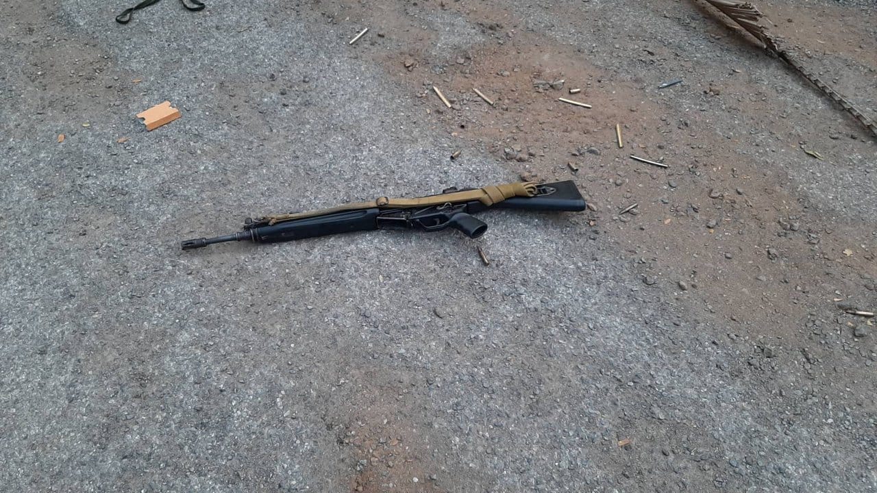Ein von dem mutmaßlichen Mörder benutztes Gewehr liegt auf einer Straße in Korat.