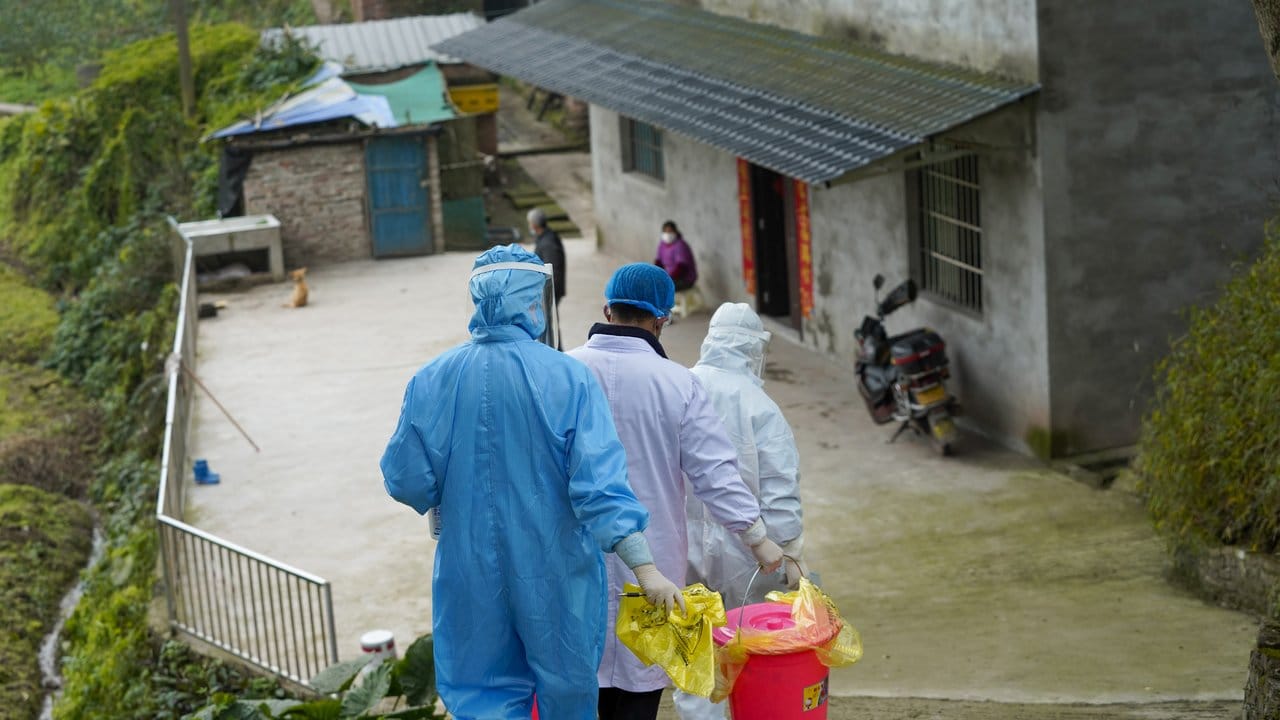 Mitarbeiter der Gesundheitsbehörde besuchen eine Quarantänte-Station in der Gemeinde Taojiazhen in China.