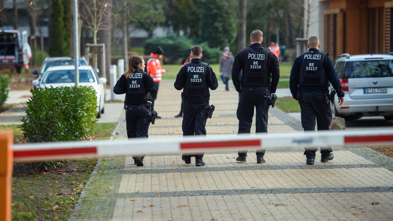 Polizisten auf dem Gelände der DRK-Kliniken Berlin-Köpenick, wo deutsche Rückkehrer aus der mit dem Coronavirus stark infizierten Region Wuhan unterkommen.