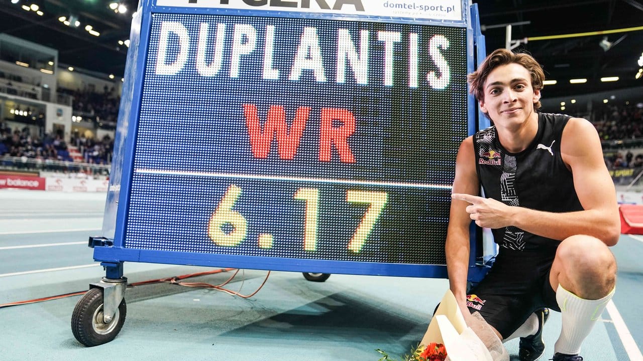 Stabhochsprung-Europameister Armand Duplantis posiert vor der Anzeige mit seinem neuen Weltrekord.