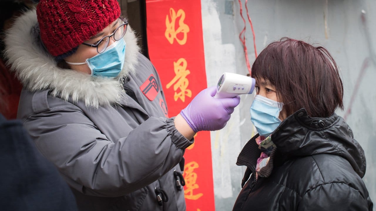 Fiebermessung bei einer Passantin in Wuhan.