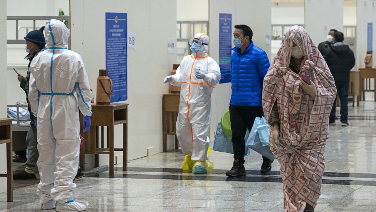 Patienten und Personal in einem Krankenhaus in Wuhan.