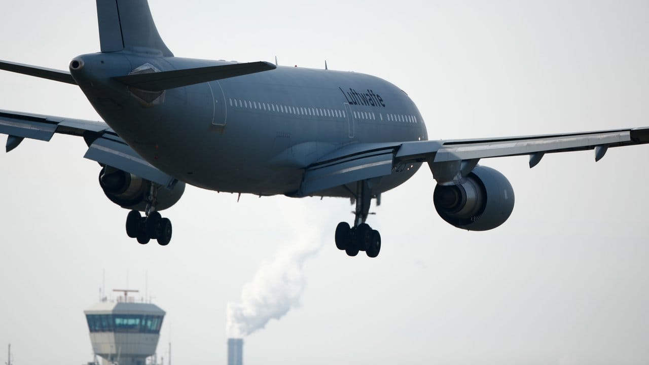 Das Flugzeug der Bundeswehr mit deutschen Rückkehrern aus dem chinesischen Wuhan landet auf dem Berliner Flughafen Tegel.