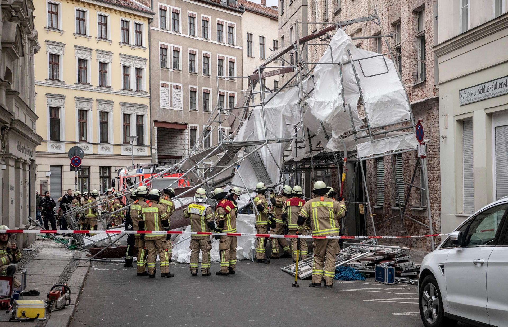 Feuerwehrleute stehen in der Sophienstraße in Berlin an einem von Windböen eingestürzten Gerüst: Ein Passant konnte sich gerade noch retten, als das Gerüst umkrachte.