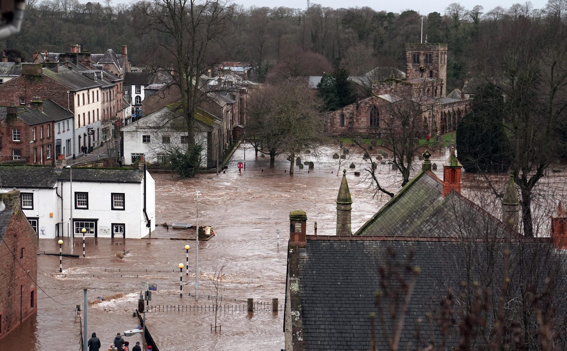 Die Straßen der britischen Ortschaft Appleby-in-Westmorland sind überflutet: Bereits zuvor warnten die Behörden vor Überschwemmungen und Gebäudeschäden.