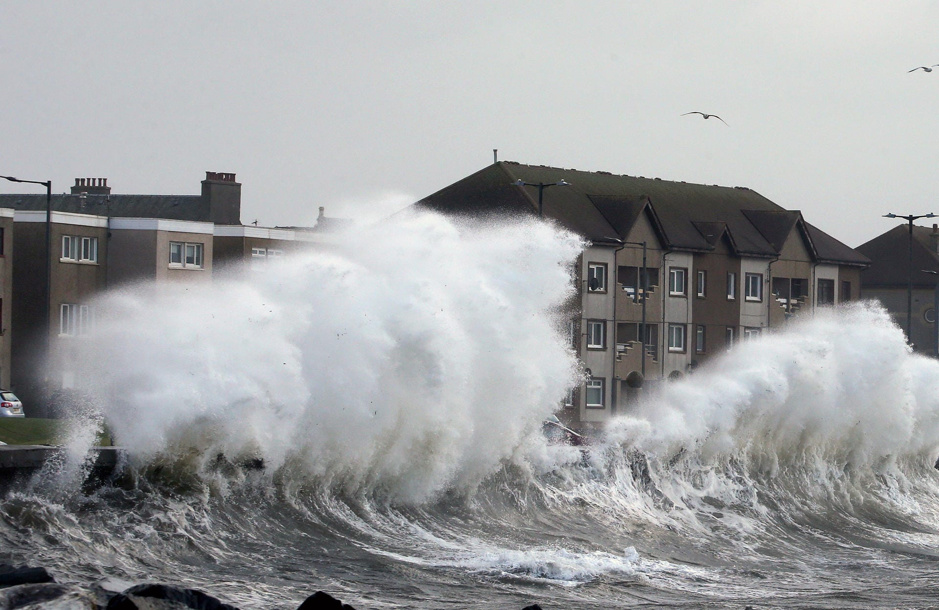 Starker Wind peitscht die Wellen an der britischen Küste auf: Mit Böen von bis zu 130 Kilometern pro Stunde traf der Sturm Großbritannien besonders heftig.