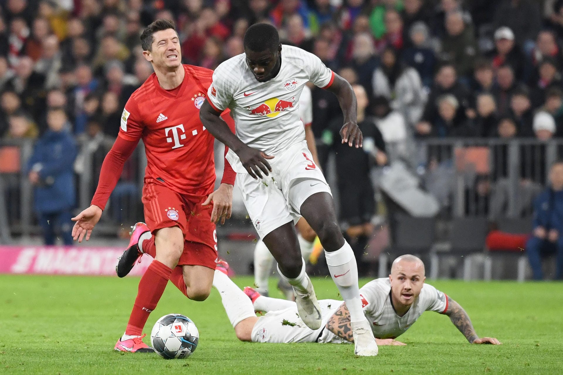 Dayot Upamecano: Bestach als Abwehrchef der Leipziger mit hoher Passsicherheit und einem gutem Stellungsspiel gegen Lewandowski. Dirigierte Klostermann und Halstenberg neben sich und verhinderte kurz vor Schluss eine gute Torchance der Bayern. Gehörte zu den besten Sachsen des Abends. Note 2.